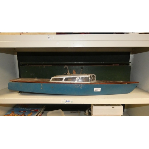 3125 - A vintage model Live Steam boat with wooden box and equipment