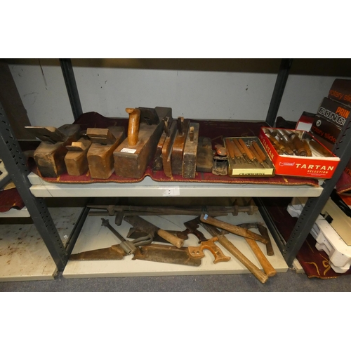 3145 - A collection of vintage shaping planes, woodcarvers and other hand tools (2 shelves)