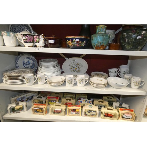 3085 - A quantity of miscellaneous decorative china ware, pottery and ornaments etc (two shelves)