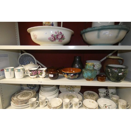 3085 - A quantity of miscellaneous decorative china ware, pottery and ornaments etc (two shelves)