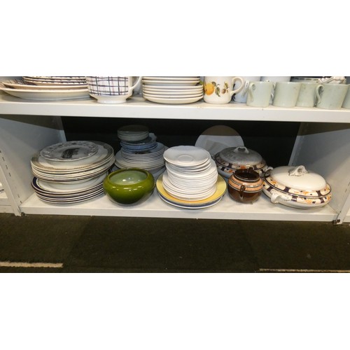 3113 - A large quantity of miscellaneous decorative chinaware, ornaments and trinkets etc (6 shelves)