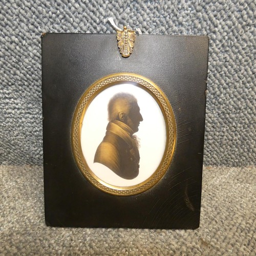 3025 - John Miers (1780-1821), Silhouette of a gentleman, painted on plaster with gilded highlights, oval w... 