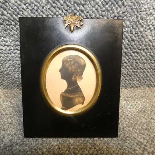 3026 - W. Seville (1818-1845), Silhouette of Augusta C.M. Lamont, oval with gilded highlights, trade label ... 