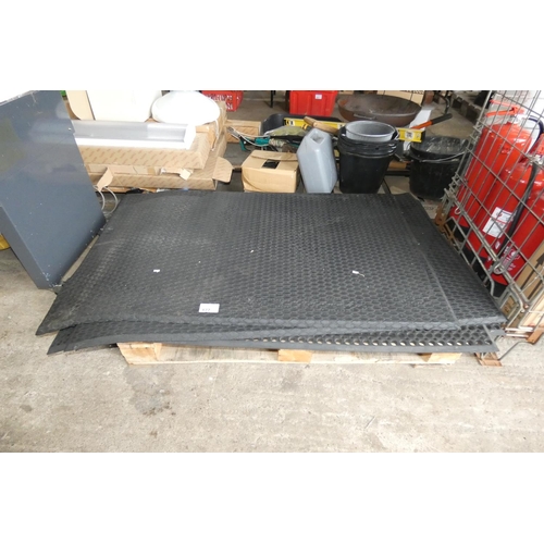 177 - 1 pallet containing 5 x warehouse / workshop rubber floor mats