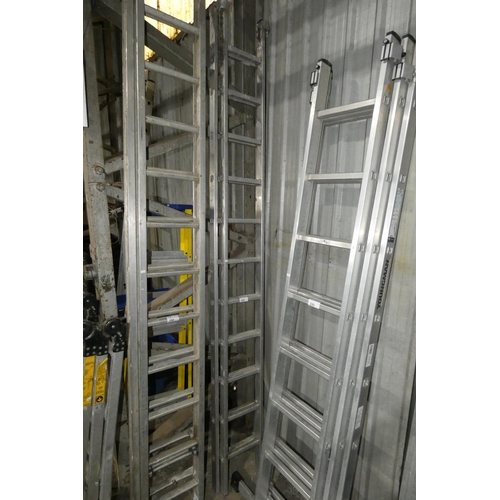 289 - An aluminium double extending ladder (2 x 11 rung)