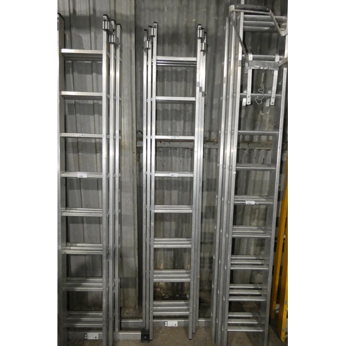 291 - A Werner aluminium triple extending ladder (3 x 8 rung)