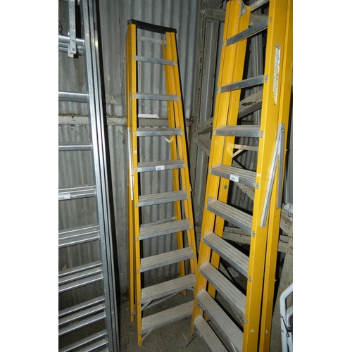 293 - A Lyte yellow fibreglass / aluminium step ladder (9 tread)