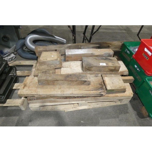 476 - 1 pallet containing a quantity of various lengths / pieces of wood including hardwoods