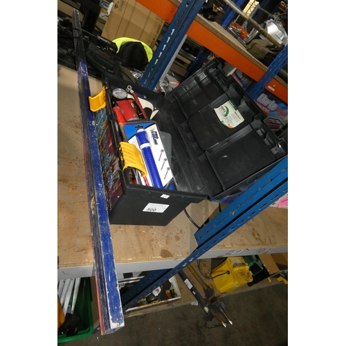 500 - 1 black plastic tool box containing a quantity of various hand tools and 1 long spirit level (182cm ... 