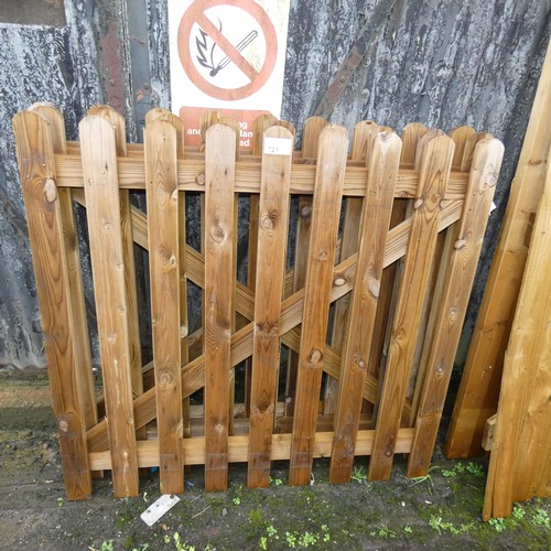 721 - 3 picket fence panels, measuring approx 4ft x 4ft