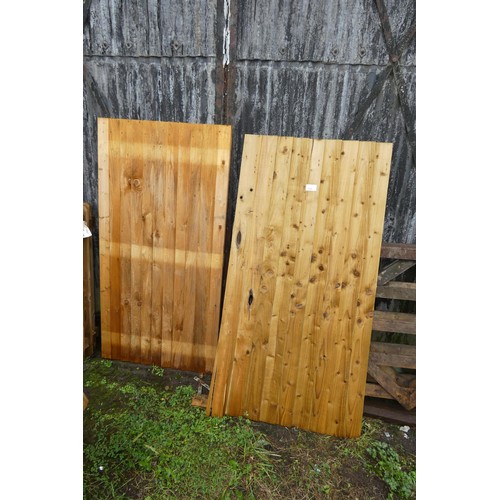 722 - 2 non matching garden gates, each measuring approx 3ft x 6ft / 91cm x 183cm