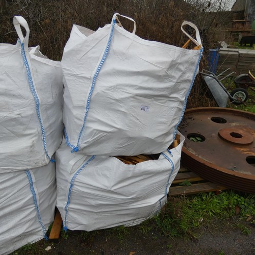 743 - 2 dumpy bag containing various wood offcuts