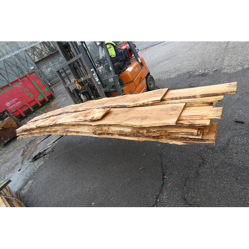 747 - A quantity of wooden boards, measuring up to approx 490cm (top stack)