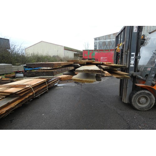 748 - A quantity of wooden boards, measuring up to approx 380cm (middle stack)