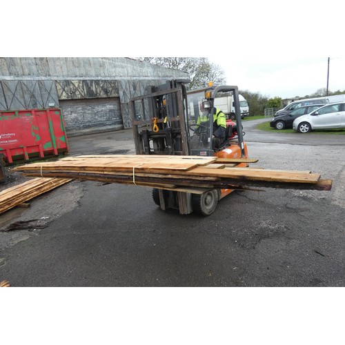 748 - A quantity of wooden boards, measuring up to approx 380cm (middle stack)