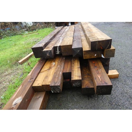 726 - A quantity of wooden posts to include 10cm x 10 cm, 17.5cm x 17.5cm, 12cm x 12cm etc. Lengths vary u... 