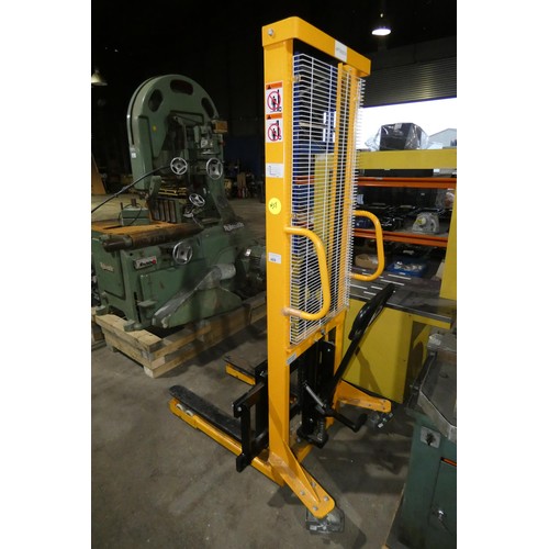 469 - A yellow manual hydraulic stacker type SDJA1000, capacity approx 1000kg, max lift height approx 1600... 