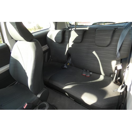 813 - Toyota Yaris T Spirit 3 dr hatchback, Silver, Reg: GPO6  HVD, 1st reg 25/05/2006, 5 spd manual petro... 