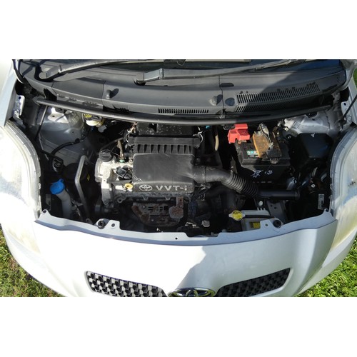 813 - Toyota Yaris T Spirit 3 dr hatchback, Silver, Reg: GPO6  HVD, 1st reg 25/05/2006, 5 spd manual petro... 