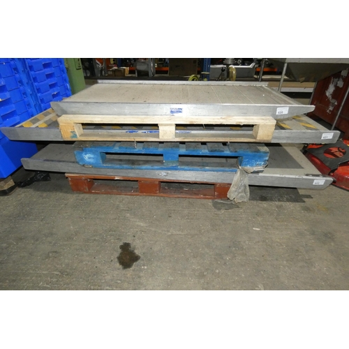 622 - An aluminium loading ramp approx 203cm long (bottom ramp)