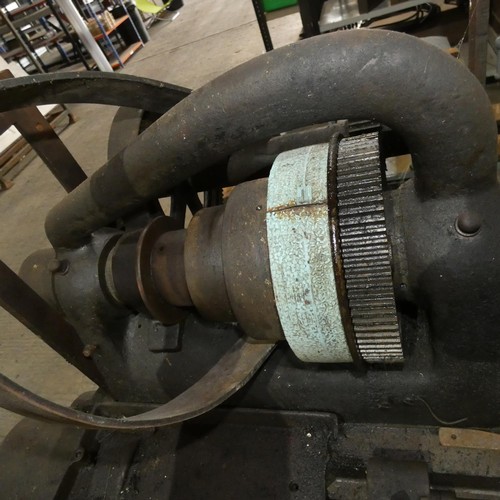 629 - A vintage belt driven metal turning lathe by The Hendey Machine Co. Torrington, USA, type 308? , ove... 