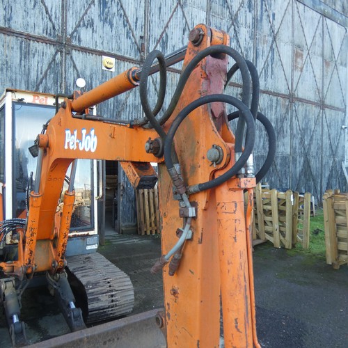 824 - Pel Job LS2000 digger, 1988, 3.4 ton, with 2 buckets, & wide metal swamp tracks, aux piping. 20kw.  ... 