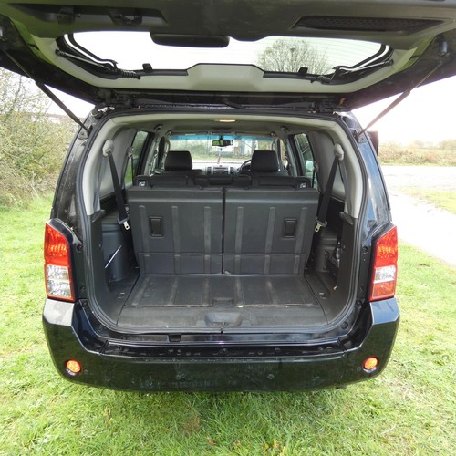 817 - Nissan Pathfinder SE DCI 174 MPV, 4x4 Estate Black, Reg OU55 OYH, 16/12/2005, 6 spd Manual 2488 cc D... 