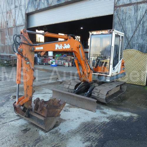 824 - Pel Job LS2000 digger, 1988, 3.4 ton, with 2 buckets, & wide metal swamp tracks, aux piping. 20kw.  ... 