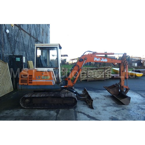 824 - Pel Job LS2000 digger, 1988, 3.4 ton, with 2 buckets, & wide metal swamp tracks, aux piping. 20kw.  ... 