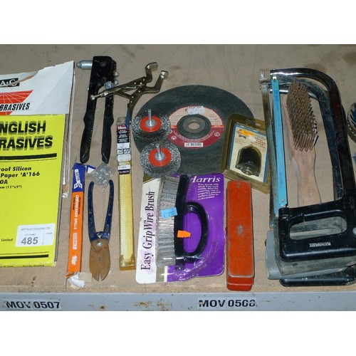 485 - A quantity of various engineering related items including 4 hack saws, silicon carbide paper, drill ... 