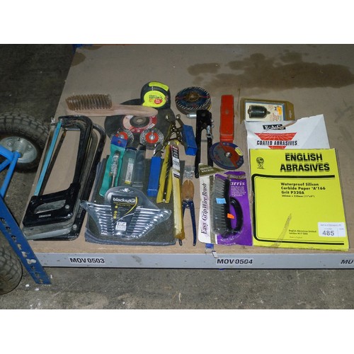 485 - A quantity of various engineering related items including 4 hack saws, silicon carbide paper, drill ... 