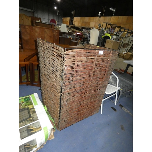 464 - A three sided bin screen in metal / wood weave