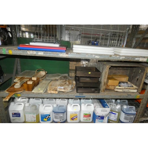 1052 - A quantity of various wooden platters, boxes, chopping boards etc. Contents of 1 shelf