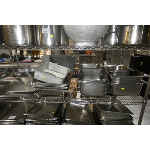 1142 - A quantity of various catering related items including stainless steel trays, colanders, square pots... 