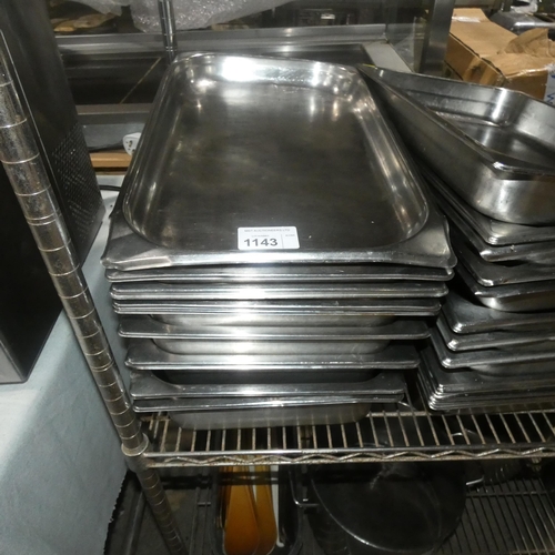 1143 - A quantity of various stainless steel baking trays, 1 stack