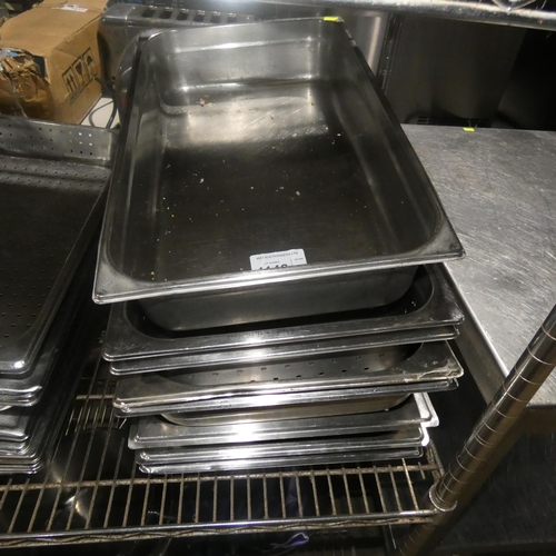 1146 - A quantity of various stainless steel baking trays, 1 stack