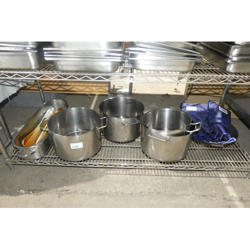 1147 - 4 x various stainless steel stock pots, a fish kettle, oven gloves etc. Contents of 1 shelf