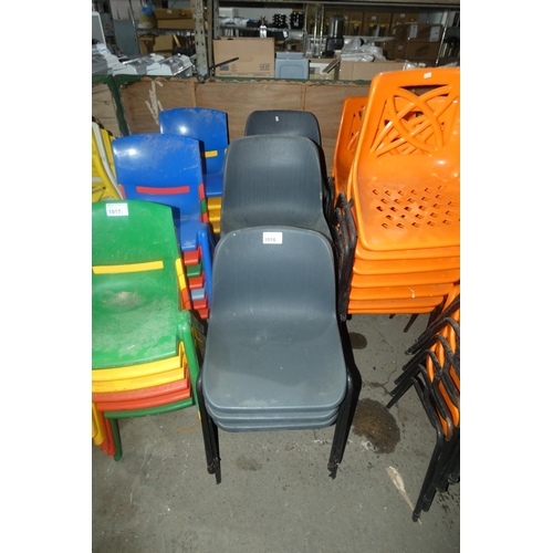 1016 - 13 x grey plastic stacking chairs