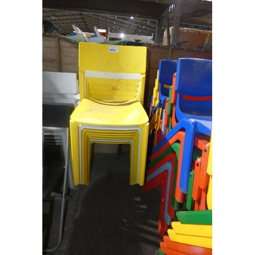 1018 - 2 x white and 6 yellow plastic stacking chairs