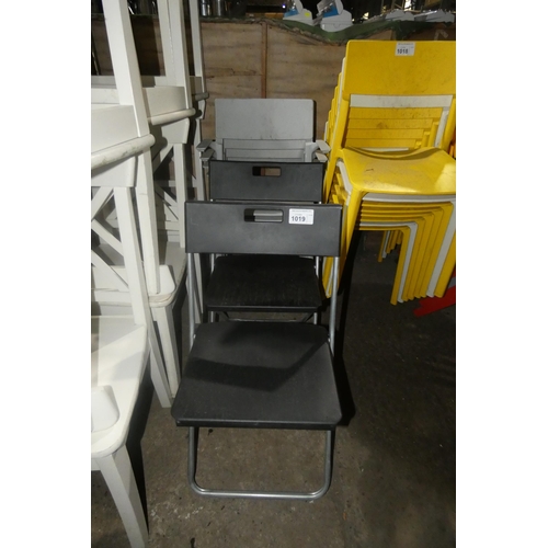 1019 - 4 x grey plastic stacking chairs and 2 folding chairs