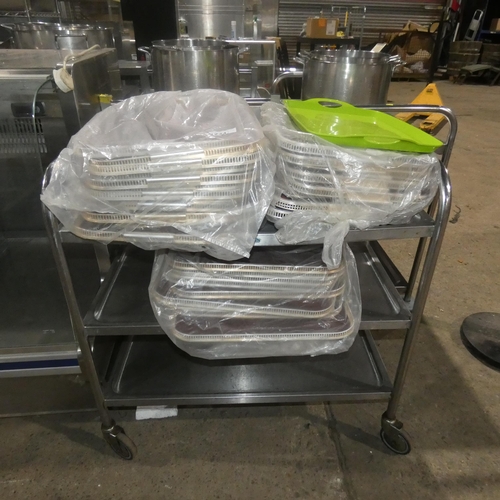 1234 - A large quantity of food trays