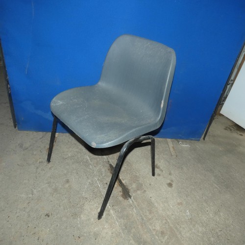 1016 - 13 x grey plastic stacking chairs