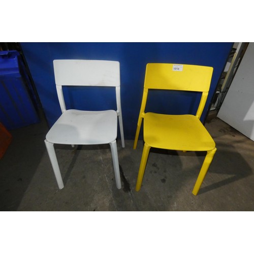 1018 - 2 x white and 6 yellow plastic stacking chairs