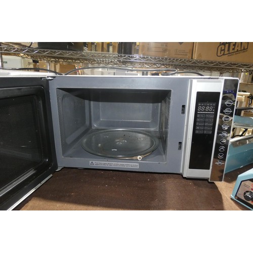 1121 - A microwave oven by Kenwood 800w - trade. TESTED WORKING.