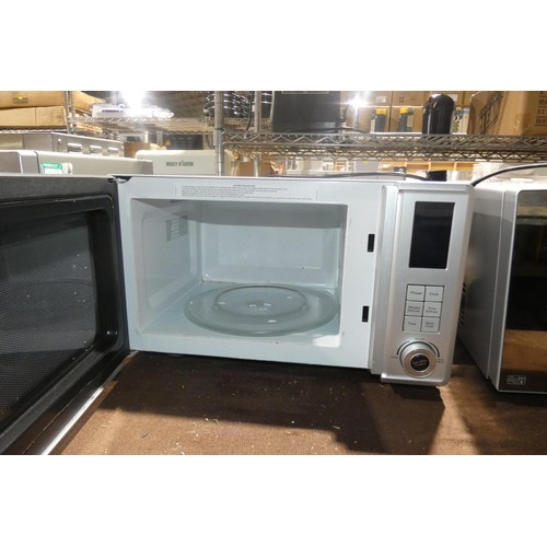 1122 - A microwave oven by Russell Hobbs 750/800w - trade. TESTED WORKING.