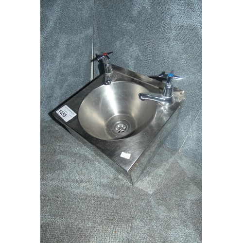 1353 - A stainless steel hand sink with taps