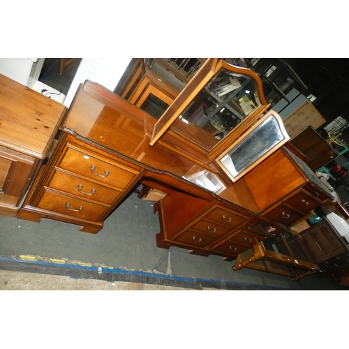 2121 - A dark wood dressing table approx 147cm wide with a matching table top triple mirror and 2 matching ... 