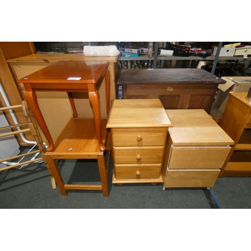 2131 - 2 non matching wooden coffee tables and 2 non matching bedside cabinets