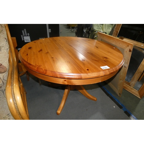 2160 - A pine round centre extending dining table diameter approx 110cm and approx 150 x 110 cm when extend... 