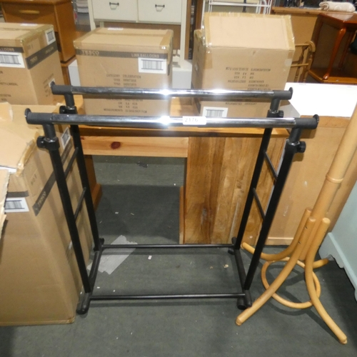 2176 - A wheeled adjustable height double rail clothes rail